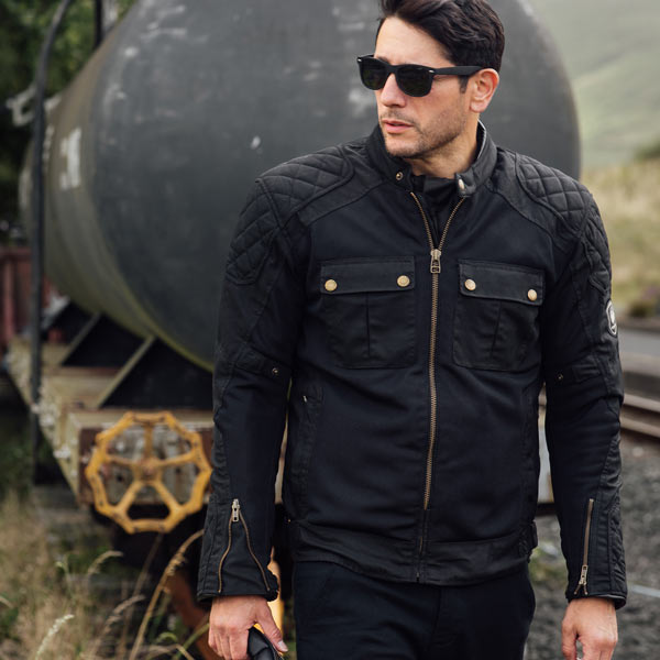 Merlin-Shenstone-II-Black-Lifestyle2_LR